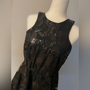 SOIÉBLU sz L sequin cocktail/prom dress w/scallop hemline